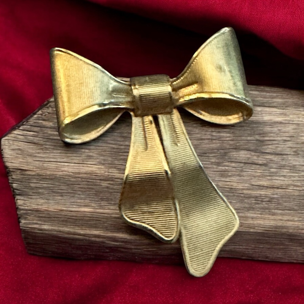 Avon From 1980 Elegant Gold Bow Brooch!‎ Great addition to your Vintage Brooches